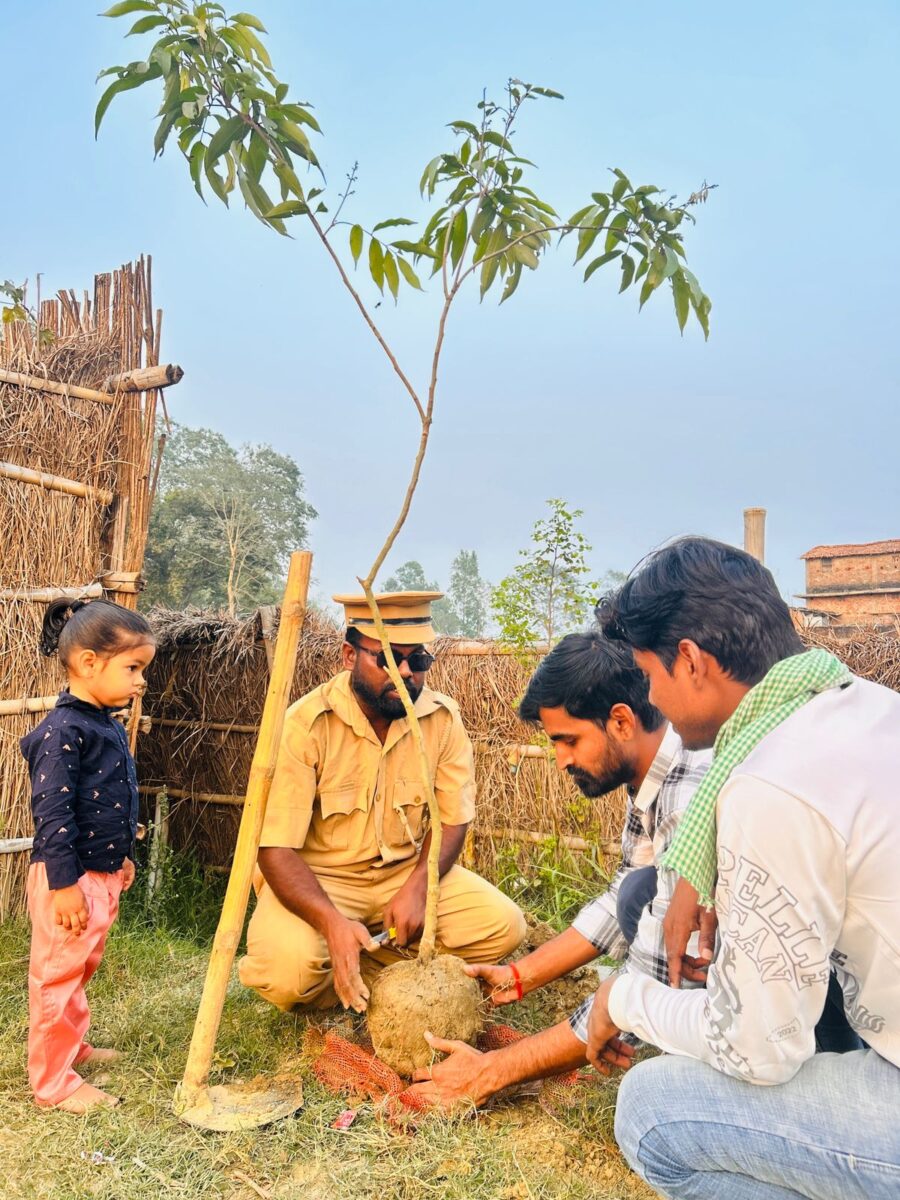 Maithili comedy Bachha Chor ke 10 million views celebration me Manish Mishra aur team Bihar ke Mosidha Gaav me