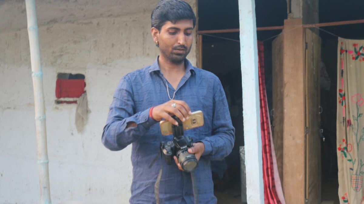 Ashish Mishra, बिहार के मैथिली गायक और जय मिथिला म्यूजिक के ट्रेंडिंग स्टार, स्टूडियो में गाते हुए।