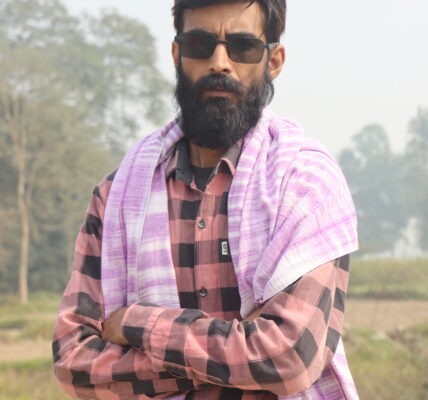 Vikram Mishra और टीम चोरौत स्वास्थ्य केंद्र में स्टाफ की लापरवाही की जांच करते हुए, मरीजों के लिए ताले और स्टाफ की गैरजिम्मेदारी सामने आई।